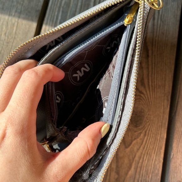 Micheal Kors grey wristlet  / wallet - Picture 6 of 7